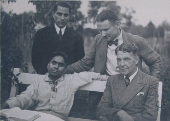 LJB līderi ar indiešu jogas skolotāju – Latvija, 1940.gada pavasaris, labajā malā sēž LJB prezidents Harijs Dīkmanis, labajā malā stāv LJB sekretārs Jānis Veselis (foto no Maigoņa Ērika Ābola personīgā arhīva)